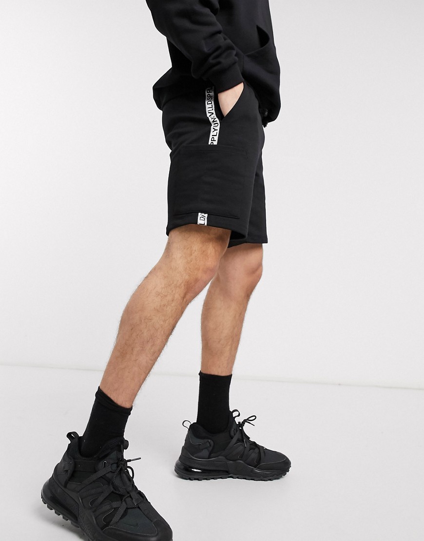 ASOS – Unrvlld Supply – Svarta avslappnade shorts med sidoficka och tejapde detaljer med logga
