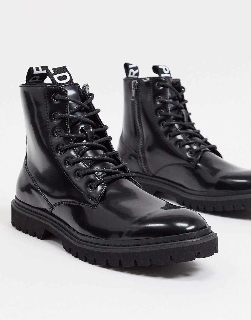 ASOS Unrvlld Supply – Svarta boots med snörning i lackad läderimitation med tejpade detaljer