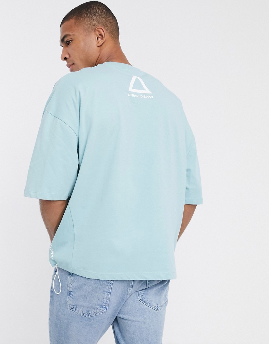 ASOS – Unrvlld Supply – T-shirt i oversize med tejpade detaljer i sidan och dragskor-Blå