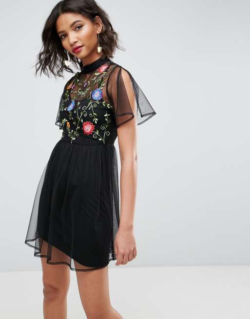 ASOS - Vestitino grembiule in tessuto a rete con ricami a fiori e maniche con spacchi