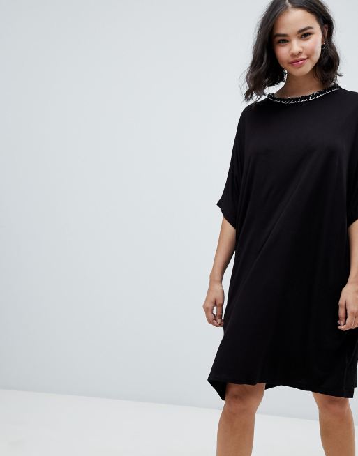 ASOS - Vestito T-Shirt con maniche a pipistrello e catenine sul collo