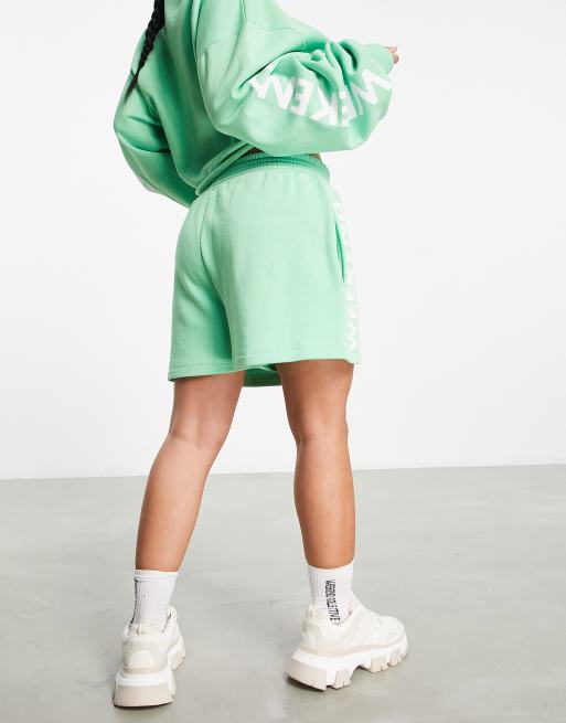 ASOS – Weekend Collective – Äppelgröna sweatshorts med tryck i sidan, 2 av 4