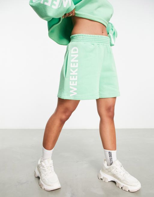 ASOS – Weekend Collective – Äppelgröna sweatshorts med tryck i sidan, 4 av 4