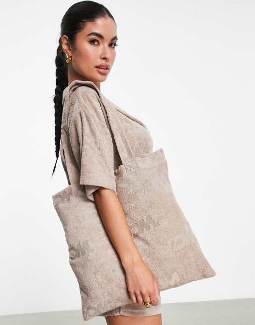 ASOS – Weekend Collective – Beige toteväska i frotté med WCA-tryck i devoré 