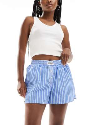 ASOS - Weekend Collective - Boxershorts in Blau mit gemischtem Streifenmuster