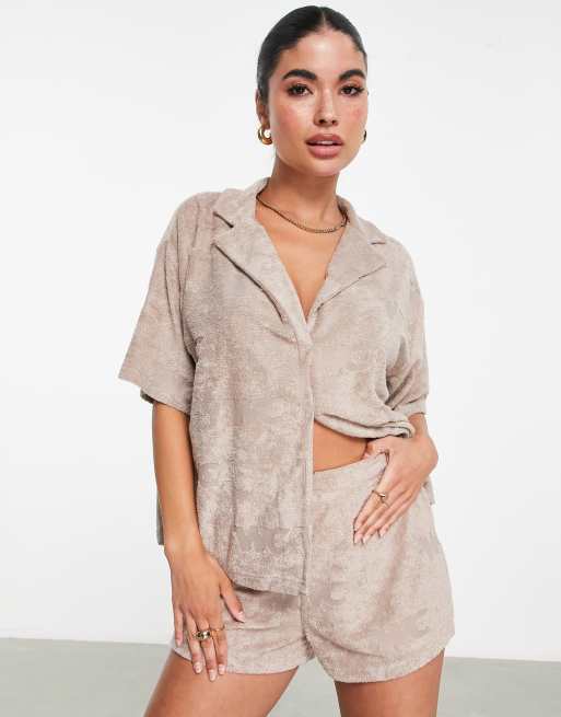 ASOS - Weekend Collective - Camicia oversize in spugna neutra a maniche corte con scritta WCA effetto dévoré, 2 di 4