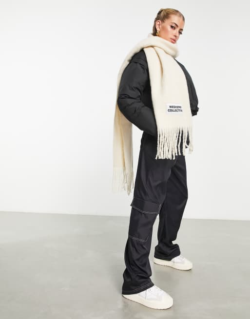 ASOS Weekend Collective - Cremefarvet, vævet tørklæde med frynser og logo i fluffy materiale