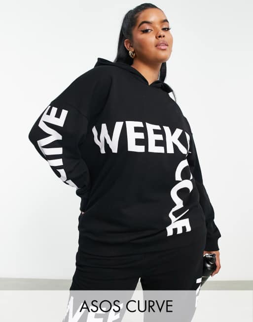 ASOS – Weekend Collective Curve – Kapuzenpullover in Schwarz mit Cutabout-Grafik