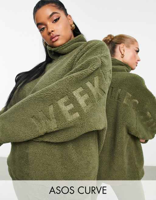 ASOS Weekend Collective Curve – Kakifärgat set med staplat tryck baktill, 4 av 4