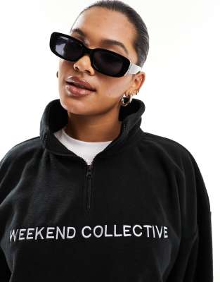 ASOS Weekend Collective Curve - Oversize-Sweatshirt aus Teddyfell in Schwarz mit kurzem Reißverschluss und Logo