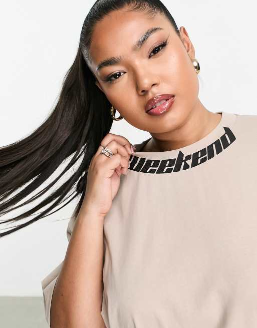 ASOS Weekend Collective Curve – Oversize-T-Shirt in neutralem Farbton mit Logo am Ausschnitt, 3 von 4