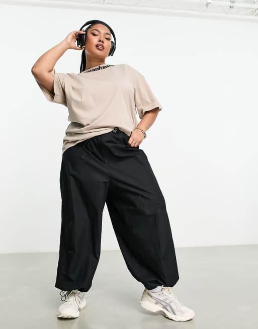 ASOS Weekend Collective Curve – Oversize-T-Shirt in neutralem Farbton mit Logo am Ausschnitt, 4 von 4