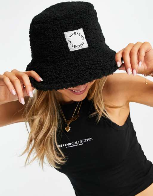 ASOS Weekend Collective – Czarny kapelusz typu bucket z imitacji kożuszka z logo