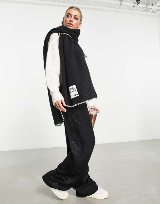 ASOS Weekend Collective – Flauschiger Schal in Schwarz mit Deckenstich und Etikett, 3 von 4