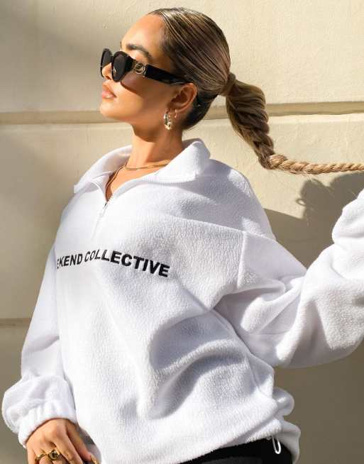 ASOS - Weekend Collective - Fleece met korte rits en logo in wit