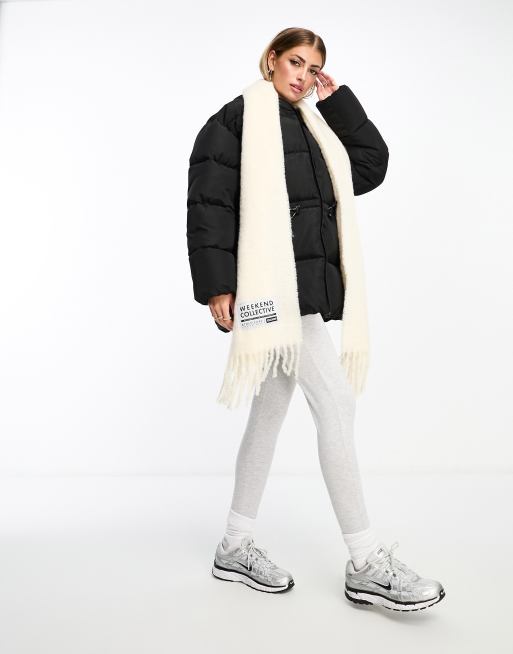 ASOS Weekend Collective – Fluffig halsduk i filtstil med vävd logga