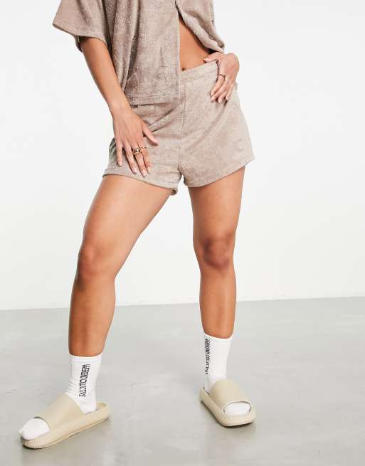 ASOS – Weekend Collective – Frottee-Shorts in neutralem Farbton mit „WCA“-Ausbrenner-Logo