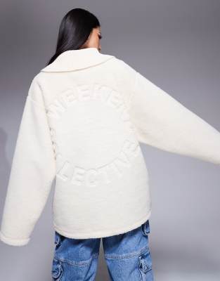 ASOS - Weekend Collective - Geripptes Teddyfleece-Oberteil in Creme mit Prägung am Rücken und Reißverschluss-Weiß