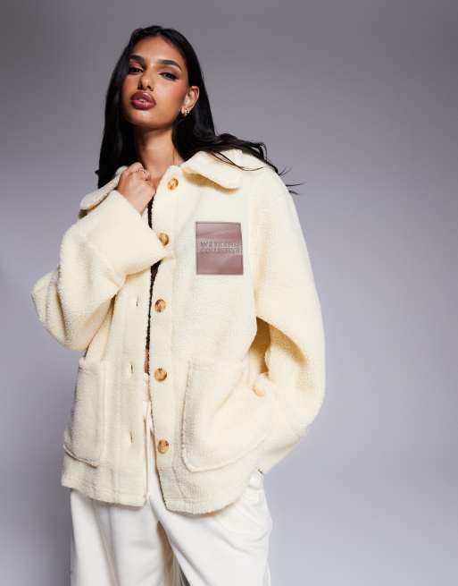 ASOS – Weekend Collective – Jacke aus Teddyfell in Neutral mit Kragen, Knopfleiste und Aufnäher aus Kunstleder