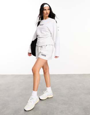 ASOS Weekend Collective - Jogging-Shorts in meliertem Grau mit Logo und doppelter Bund-Optik