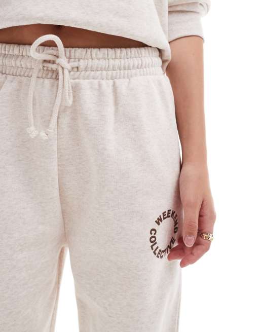 ASOS – Weekend Collective – Jogginghose in Haferbeige mit rundem, braunem Logo, Kombiteil, 4 von 5