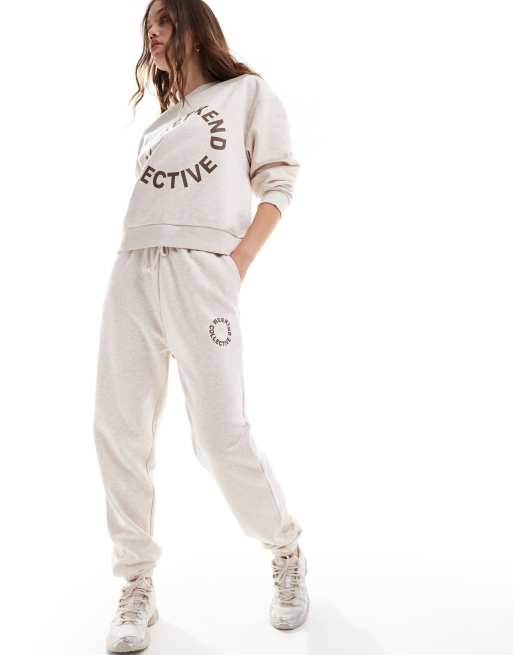 ASOS – Weekend Collective – Jogginghose in Haferbeige mit rundem, braunem Logo, Kombiteil, 5 von 5