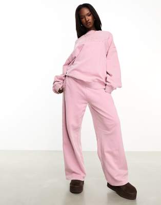 ASOS - Weekend Collective - Jogginghose in verwaschenem Rosa mit weitem Bein und Logo, Kombiteil