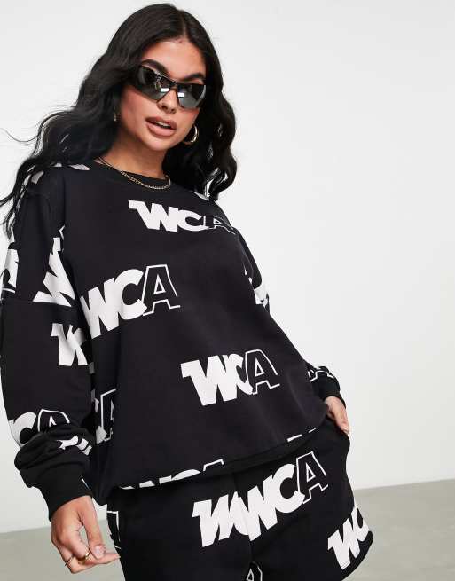 ASOS Weekend Collective – Kastiges Sweatshirt in Schwarz mit Monogramm-Design, Kombiteil