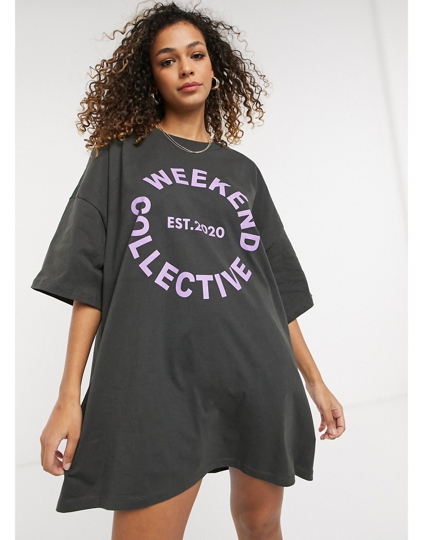 ASOS – Weekend Collective – Kolgrå skjortklänning i oversize med logga-Vita
