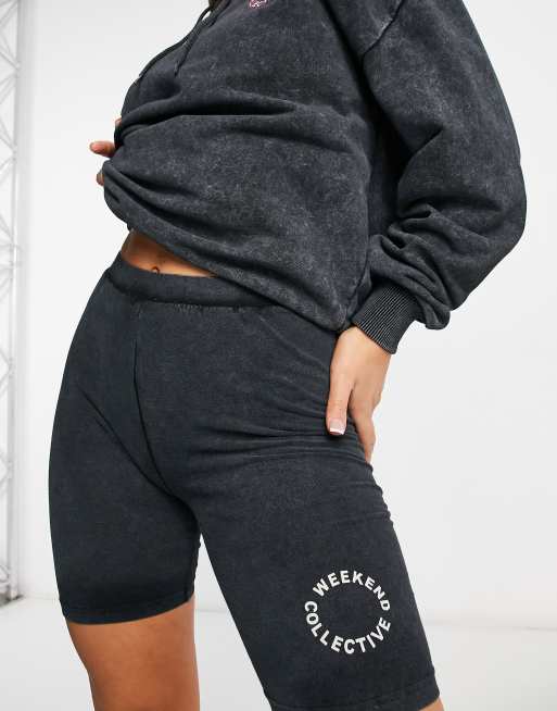 ASOS - Weekend Collective - Korte legging met logo in antracietgrijs met wassing