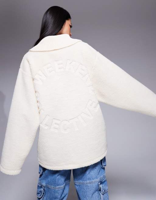ASOS Weekend Collective – Kremowa bluza polarowa z kożuszka z prążkowanym kołnierzem, zamkiem pod szyją i tłoczonym wzorem na plecach