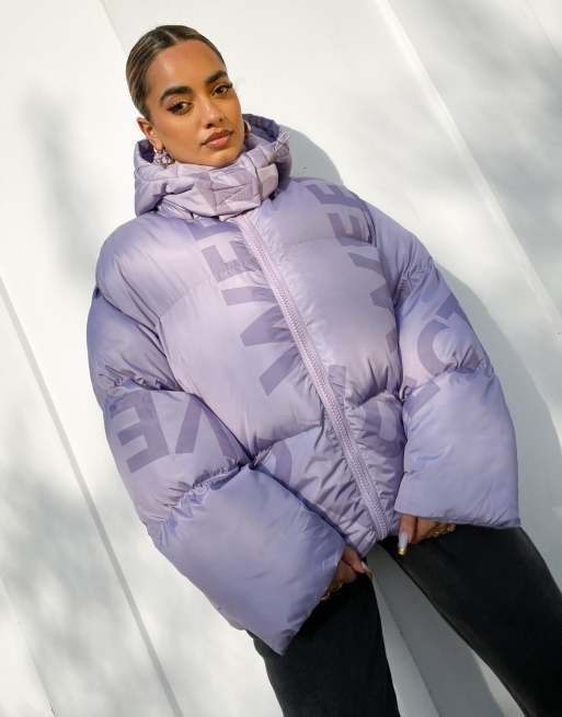 ASOS Weekend Collective – Liliowa ocieplana kurtka oversize z nadrukiem monogramu