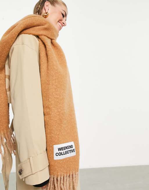 ASOS – Weekend Collective – Ljusbrun, vävd och fluffig halsduk med tofsar och logga