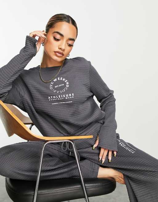 ASOS Weekend Collective – Lounge – Lounge-Set mit Waffelstruktur mit langärmligem Oberteil & Hose in Anthrazit