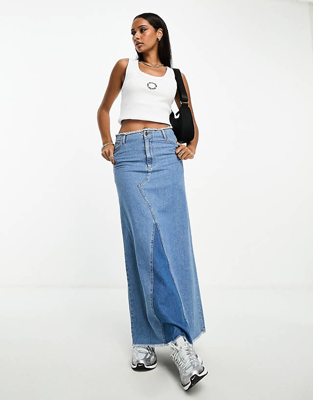 ASOS WEEKEND COLLECTIVE - low rise denim midi skirt in mid wash