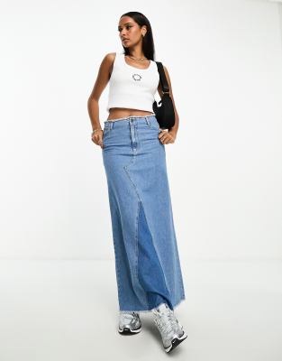 ASOS Weekend Collective - Midi-Jeansrock mit mittelblauer Waschung und niedrigem Bund