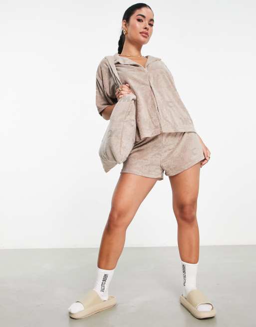 ASOS Weekend Collective - Neutralfarvede shorts i frotté med