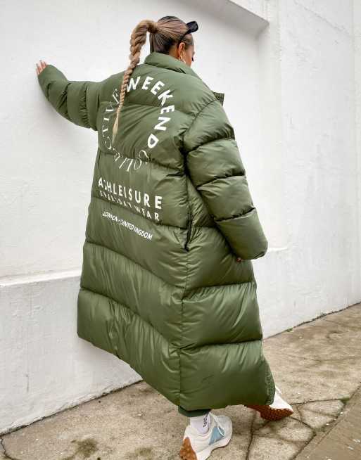 ASOS Weekend Collective – Ocieplany płaszcz maxi w kolorze khaki z nadrukiem na plecach
