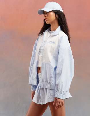 ASOS - Weekend Collective - Oversize-Jacke aus Nylon in Pastellblau mit Grafik, Kombiteil-Bunt