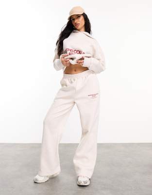 ASOS - Weekend Collective - Oversize-Jogginghose in Haferbeige mit Stapel-Logotext in Rot-Bunt