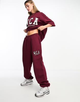 ASOS Weekend Collective - Oversize-Jogginghose in Weinrot mit „WCA"-Logo