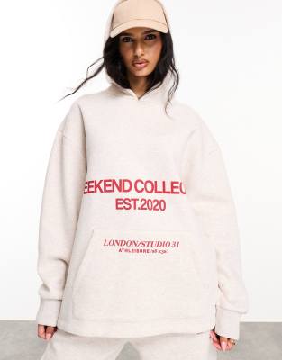 ASOS - Weekend Collective - Oversize-Kapuzenpullover in Haferbeige mit Stapel-Logo in Rot-Neutral