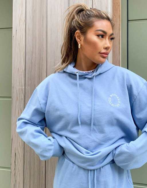 ASOS – Weekend Collective – Oversize-Kapuzenpullover in verwaschenem Blau mit Logostickerei