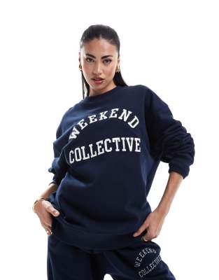 ASOS Weekend Collective - Oversize-Sweatshirt in Marineblau mit College-Print