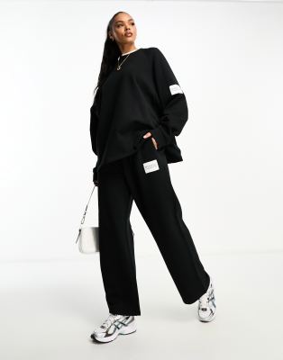 ASOS Weekend Collective - Oversize-Sweatshirt mit gewebtem Etikett-Schwarz