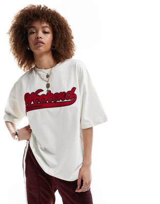 ASOS Weekend Collective - Oversize-T-Shirt in Ecru mit rotem Logo-Bunt