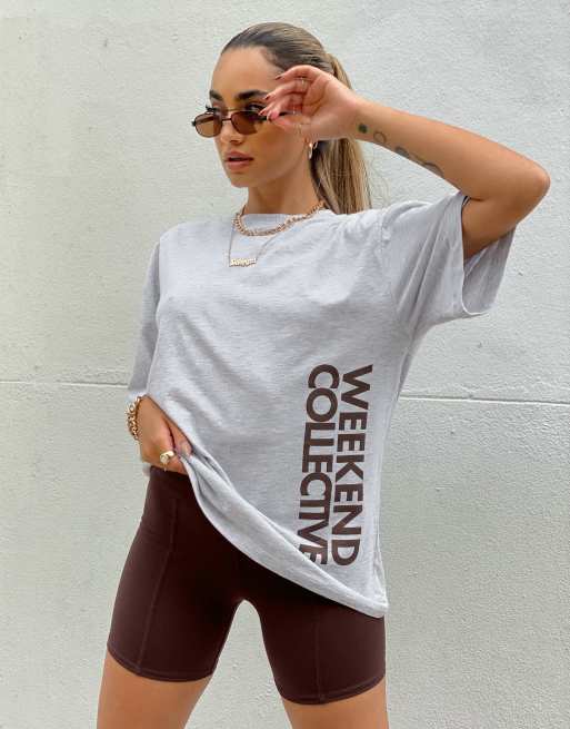 ASOS – Weekend Collective – Oversize-T-Shirt in Kalkgrau mit vertikalem Logo 