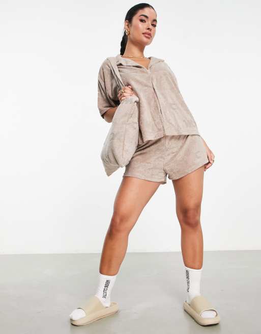 ASOS Weekend Collective - Pantaloncini in spugna colore naturale con scritta WCA effetto dévoré, 3 di 4