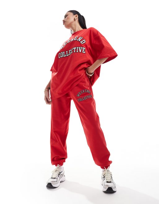 ASOS – Weekend Collective – Röda joggingbyxor i oversize med logga i collegestil