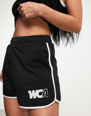 ASOS - Weekend Collective - Schwarzes Lauf-Shorts mit Paspelierung und WCA-Logo